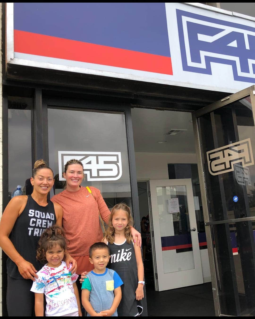 マーク・ウォールバーグさんのインスタグラム写真 - (マーク・ウォールバーグInstagram)「Family training🙏❤️🙏 @f45_training」6月23日 2時30分 - markwahlberg