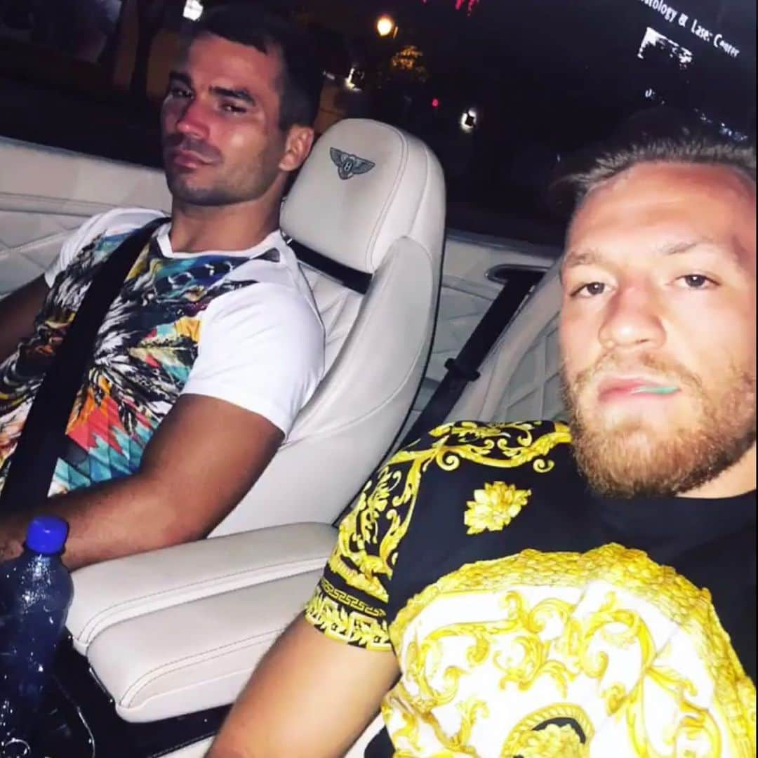 コナー・マクレガーさんのインスタグラム写真 - (コナー・マクレガーInstagram)「Good luck to the “Russian Hammer” Artem Lobov tonight! Stay tight. Let rip.  @rushammer 🇮🇪 👊🇷🇺」6月23日 2時33分 - thenotoriousmma