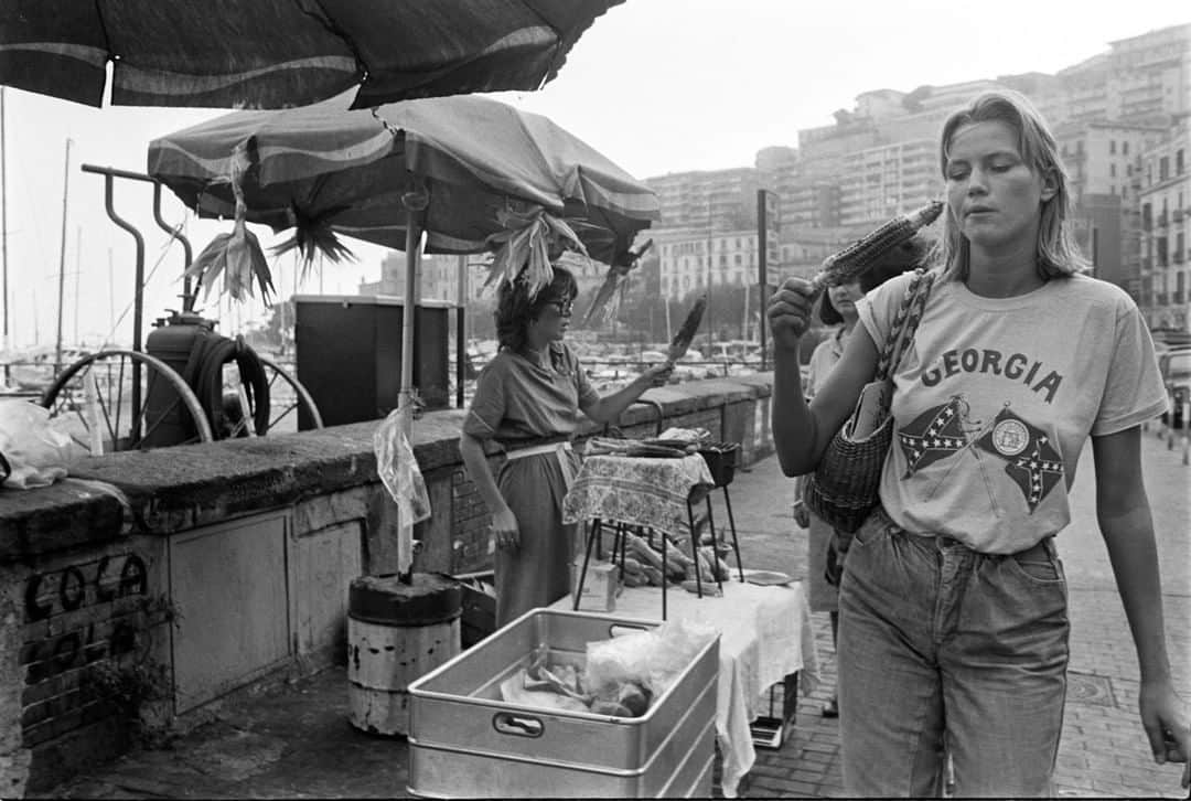 Meganさんのインスタグラム写真 - (MeganInstagram)「Naples, 1981 ➖ Photograph by Gil Rigoulet﻿ ﻿ ﻿ #naples #GilRigoulet #blackandwhite」6月23日 2時40分 - zanzan_domus