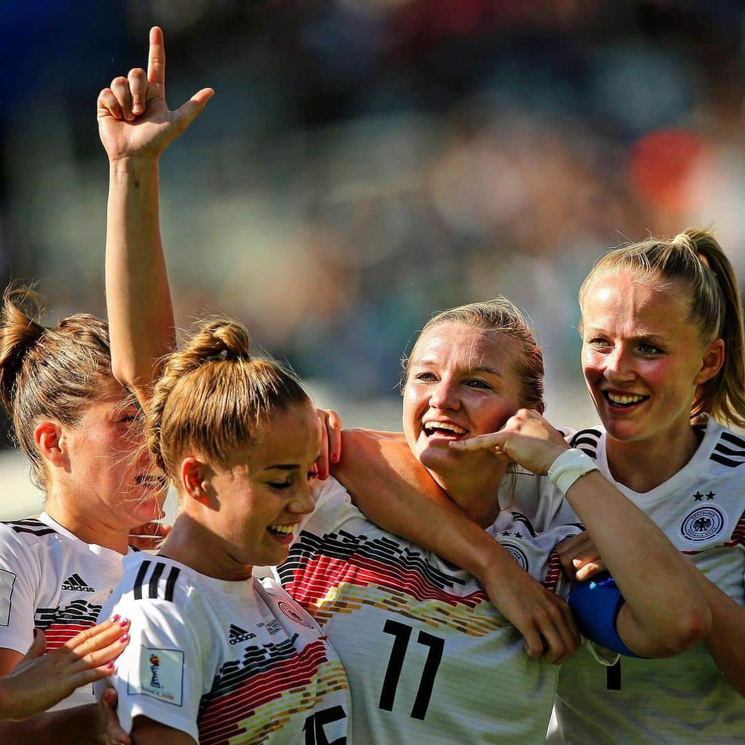 FIFAワールドカップさんのインスタグラム写真 - (FIFAワールドカップInstagram)「🇩🇪📞 Hi, there! I’d like to book a spot in the #FIFAWWC quarter-finals on Saturday 29 June #Germany #DareToShine #Grenoble #France」6月23日 2時36分 - fifaworldcup