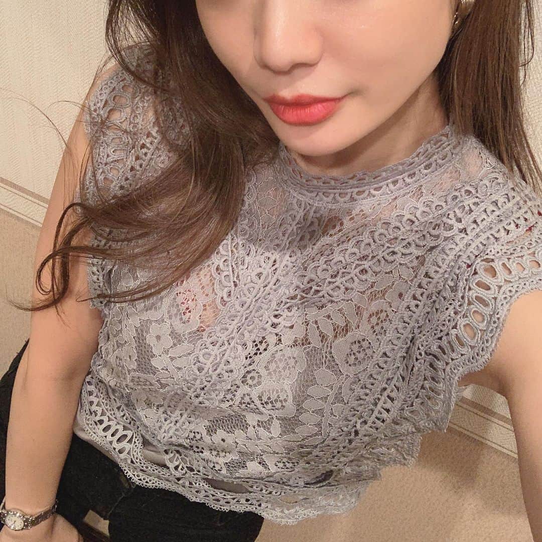akari♡ 小林あかりのインスタグラム：「夜のインスタライブでたくさん質問があったこのトップスは #fifth  #fifthtl #フィフス#刺繍#花柄# @fifth_store  のです😌✨ 黒か白で迷ったけど、 グレーが一番品が出そうだったのでグレーで🐨✨ #総レースデザインコンパクトトップス #おやすみなさいみなさま🌙 #春服#fashion」
