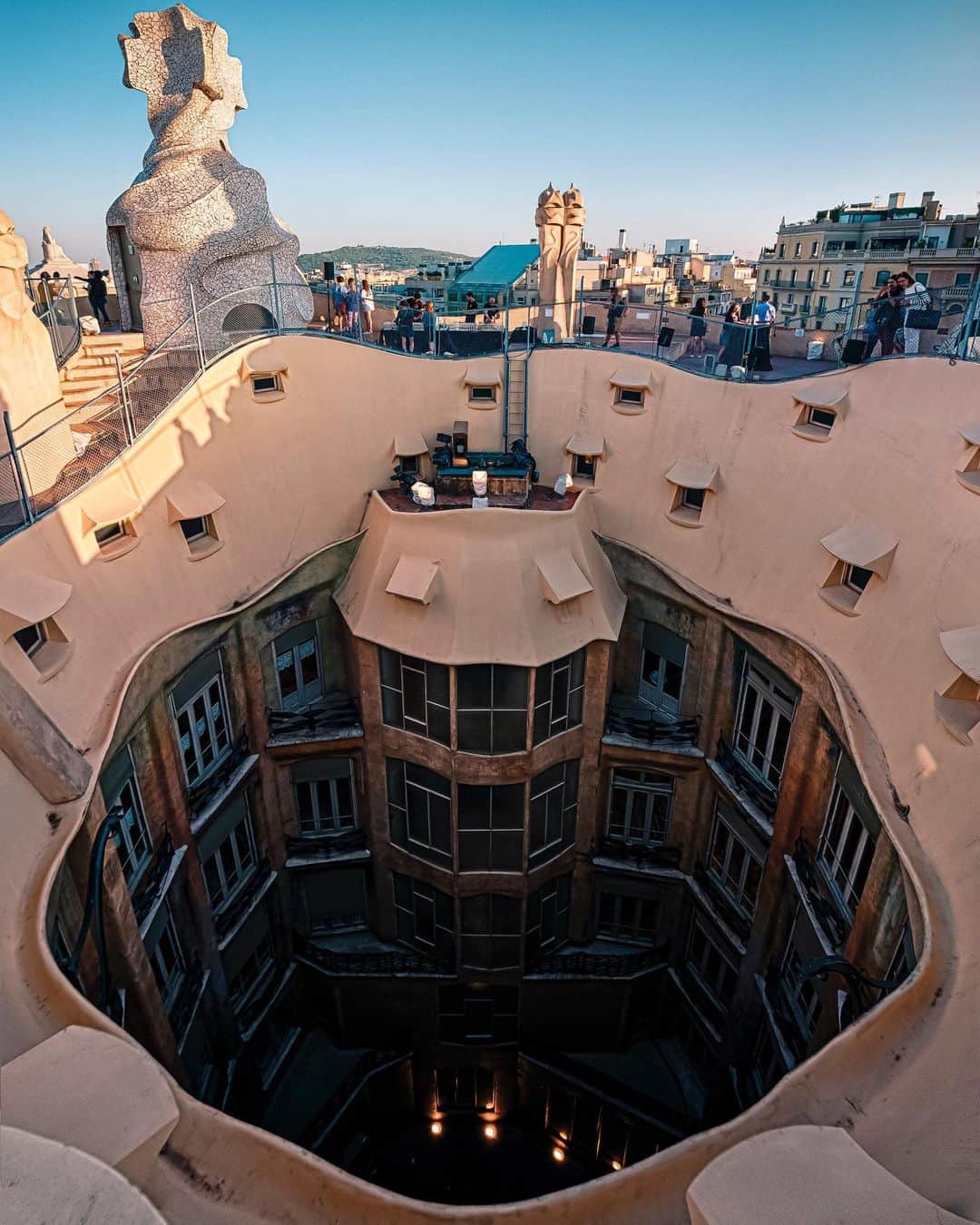 Nicanor Garcíaのインスタグラム：「Following the white rabbit | Siguiendo al conejo blanco #nicanorgarcia #travelarchitectures . Don’t miss the jazz nights on the rooftop terrace of @LaPedrera_Barcelona during this summer #LaPedreraJazz」