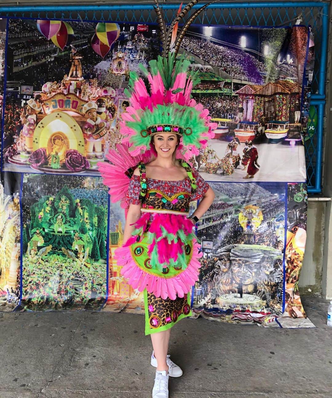 アレクシ・ギレスのインスタグラム：「Shakin’ into Saturday carnival 😜🇧🇷🎉」