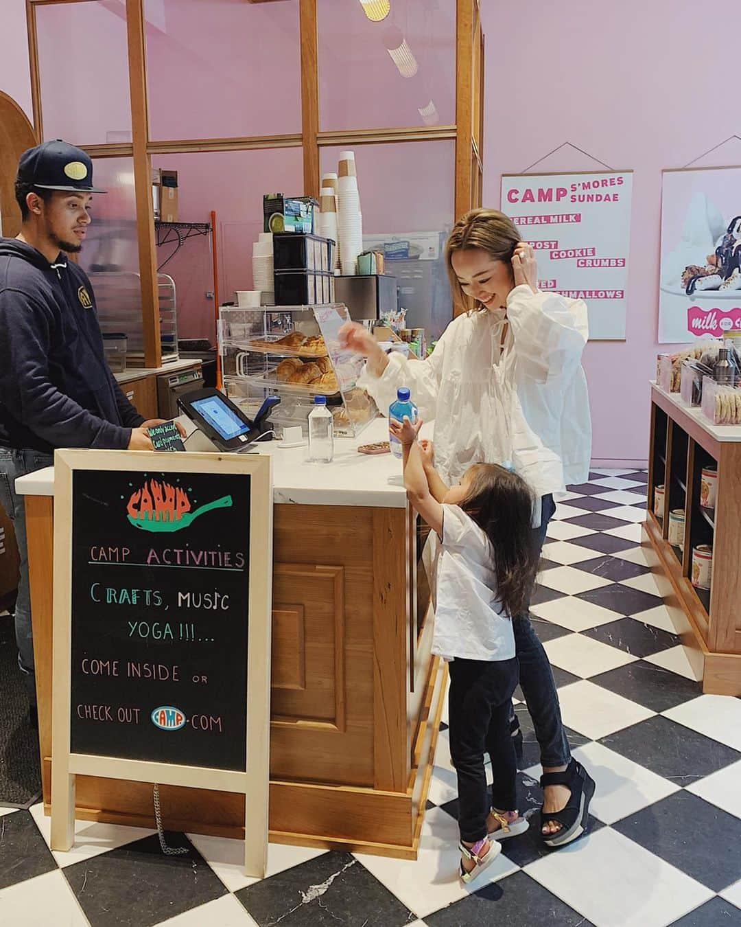 翁安芸さんのインスタグラム写真 - (翁安芸Instagram)「Milk cafe💖 getting FIJI Water🌈 #newyork #nyc #campstores #fijiwater #ニューヨーク #momanddaughter」6月23日 2時56分 - akinyc