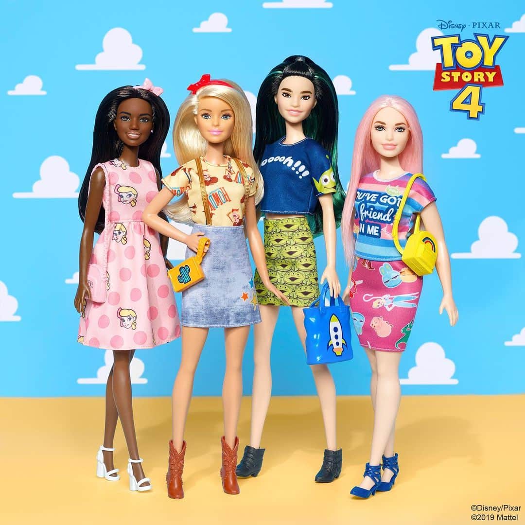 バービーさんのインスタグラム写真 - (バービーInstagram)「Gang’s all here! 💙 Swap styles with a variety of Disney and Pixar @toystory fashions!  Shop now at your local retailer. #Barbie #ToyStory4」6月23日 3時06分 - barbie