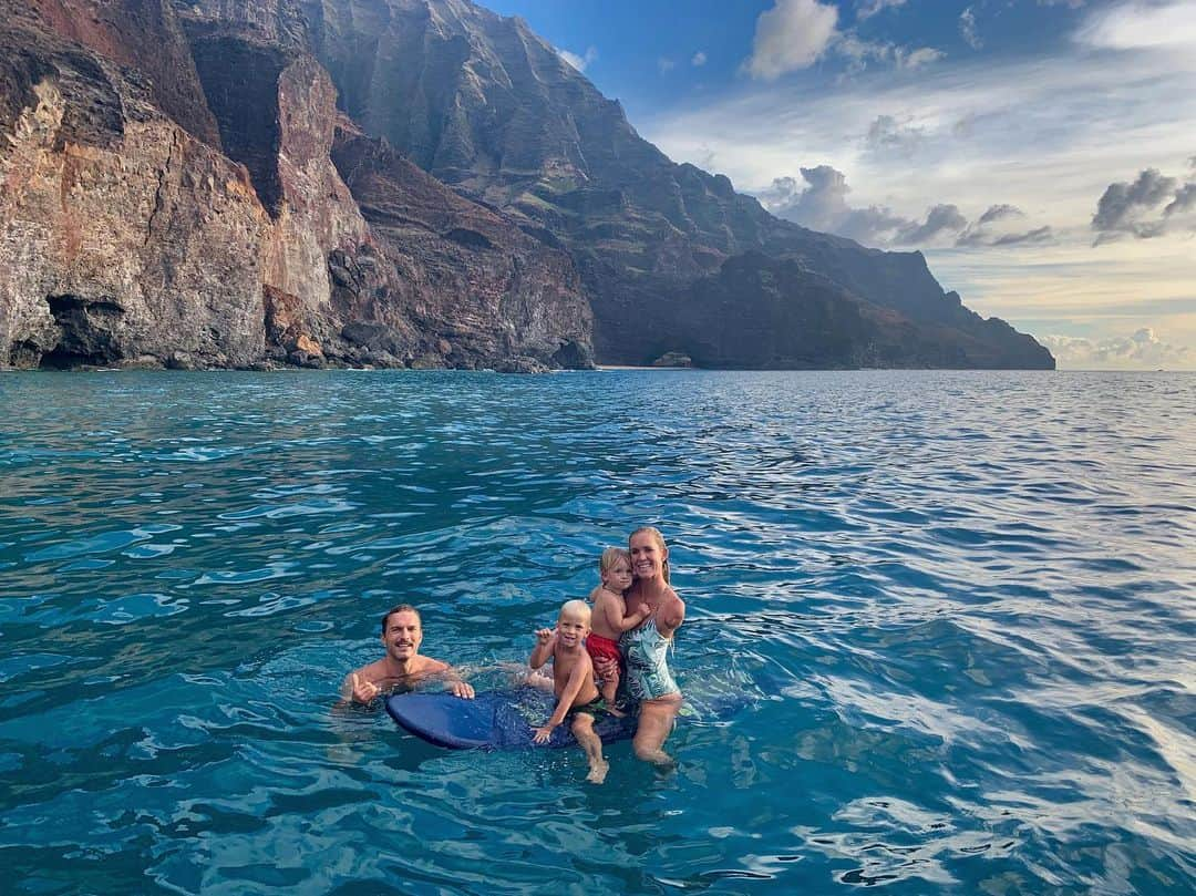 Bethany Hamiltonさんのインスタグラム写真 - (Bethany HamiltonInstagram)「Yesterday was nothing short of AMAZING!!! Beautiful and rad time with all of my family viewing one of the most beautiful places on earth!!!! Mahalo Nui Loa, #napalicatamaran @napalicatamaran #kamahelekai2 you guys rock!!!」6月23日 3時05分 - bethanyhamilton