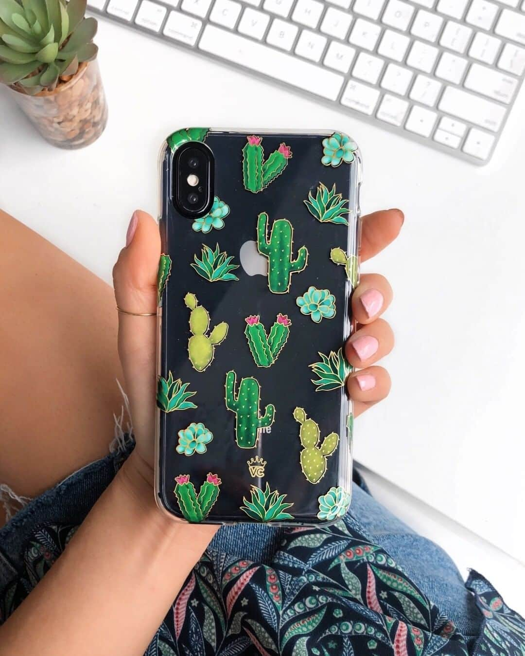 VELVETCAVIARさんのインスタグラム写真 - (VELVETCAVIARInstagram)「I'm no cactus expert, but I know a prick when I see one 🌵 does anyone have any upcoming travel plans this summer? Share below! 🗺️ Cactus Clear Case. Get yours @velvetcaviar. #velvetcaviar #cactus」6月23日 3時02分 - velvetcaviar