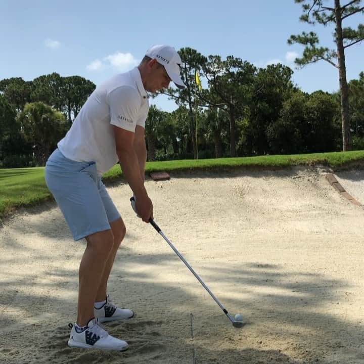 ルーク・ドナルドのインスタグラム：「My bunker play had been a little off the last few weeks, so nice to have a week at home to work on some good fundamentals. I like to look at old videos when everything was spot on and compare! . Club wasn’t carrying enough loft going back, ball position had gotten a little too far back & I was backing up a little too much. Much better now!! . Remember to click the link in my profile for all my short game secrets, fundamentals & drills. I guarantee it will improve your wizardry on and around the greens #bunkers #bunkermagic #shortgame #golfdigestschools」