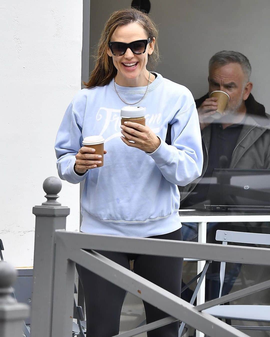 Just Jaredさんのインスタグラム写真 - (Just JaredInstagram)「@jennifer.garner is all smiles while grabbing a coffee after a morning workout! #JenniferGarner Photos: Backgrid」6月23日 3時15分 - justjared