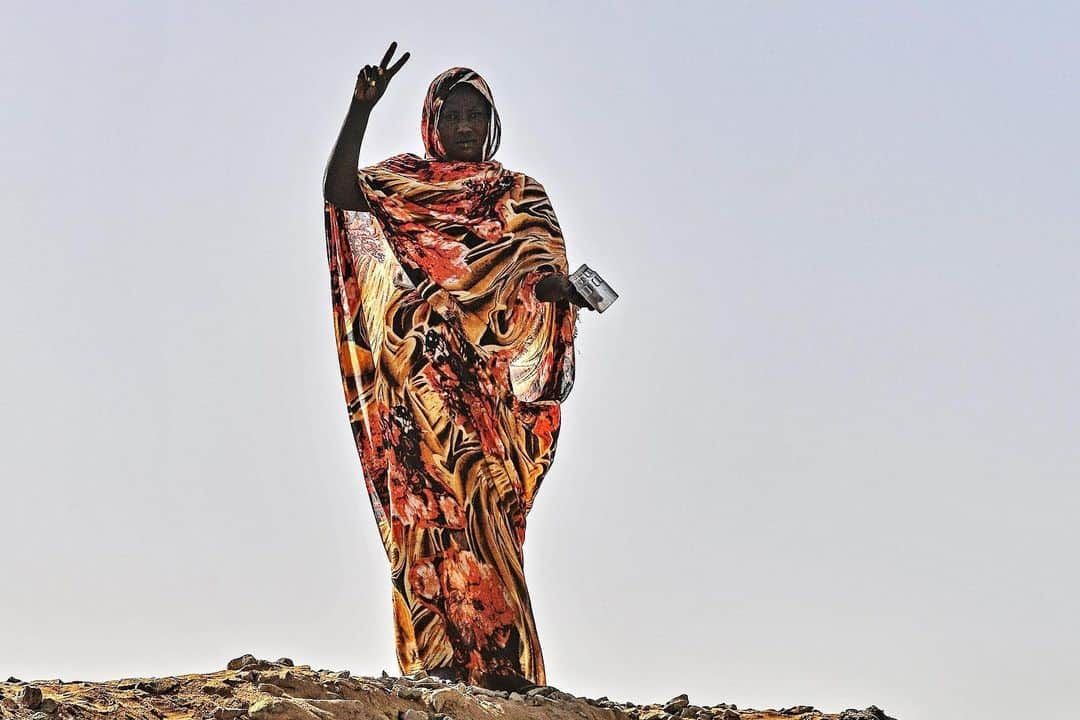 Vogue Australiaさんのインスタグラム写真 - (Vogue AustraliaInstagram)「As the Sudan crisis continues, the #BlueForSudan campaign has gone viral on social media. Sudanese model @awengchuol believes #BlueForSudan shows the power of social networks to both raise awareness and push for change, despite previous cynicism over how much of an effect online campaigns actually have. “Social media has an impact. Now you cannot miss what’s happening in Sudan.” Here, the Fenty model tells Vogue in her own words why it’s so important to speak out about what’s happening in her home country right now. 📷 Getty Images」6月23日 8時55分 - vogueaustralia