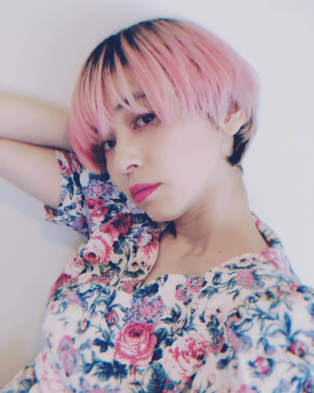 サオリリスのインスタグラム：「今年はさくさくインスタ更新するつもりだったけどなんやかんやでそんな更新しないまま上半期終了。フォルダ見ても本当自分の写真撮らなくなった。多分私もう自分だけのために生きてた私じゃなくなった。でもまたmother by kikkiのために自撮りしてみてる。昔と違うのは、自分のためじゃなく誰かのために素敵でありたいてこと。あと、心ん中に少し照れがある。  上半期のおわりに新しいことはじめられたんは個人的によかった。下半期入ったら娘がプリスクール(て言うのかな？)に通い出すので、自分だけの時間ができる。すごく寂しいけど、もっと深く今やってることややろうとしてることに取り組んでいきたい。  さ、しいたけ占いで下半期の運勢見よ。 ♦︎ https://mother.kawaiishop.jp/ ♦︎ @kikki_kawaiishop ♦︎ #mama #instamama #ママ #女の子ママ #育児 #子育て #ママファッション #instafashion #baby #babygirl #instababy #ig_baby #babyfashion #kids #girl #instakids  #ig_kids #kidsfashion」