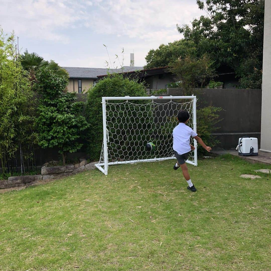 芝本裕子さんのインスタグラム写真 - (芝本裕子Instagram)「お誕生日に頂いたサッカーゴール🥅 今の息子の夢はサッカー選手⚽️ で、サッカー選手になって世界大会出て、その賞金の半分はママにあげるね！って、いつも言ってくれる。もう泣くしかないぐらい嬉しい😆母子生活だからなのか、母を常に気遣ってくれる優しい子に育ってくれていて、本当に嬉しい😊💕 夢が叶うといいね！ その夢に向かって突き進めるよう、母も応援します📣  #お誕生日プレゼント #サッカーゴール #ありがとうございます #感謝 #happybirthday #HBD #おめでとう #夢はサッカー選手 #頑張れ息子 #shiba_u」6月23日 8時50分 - yukoshibamoto