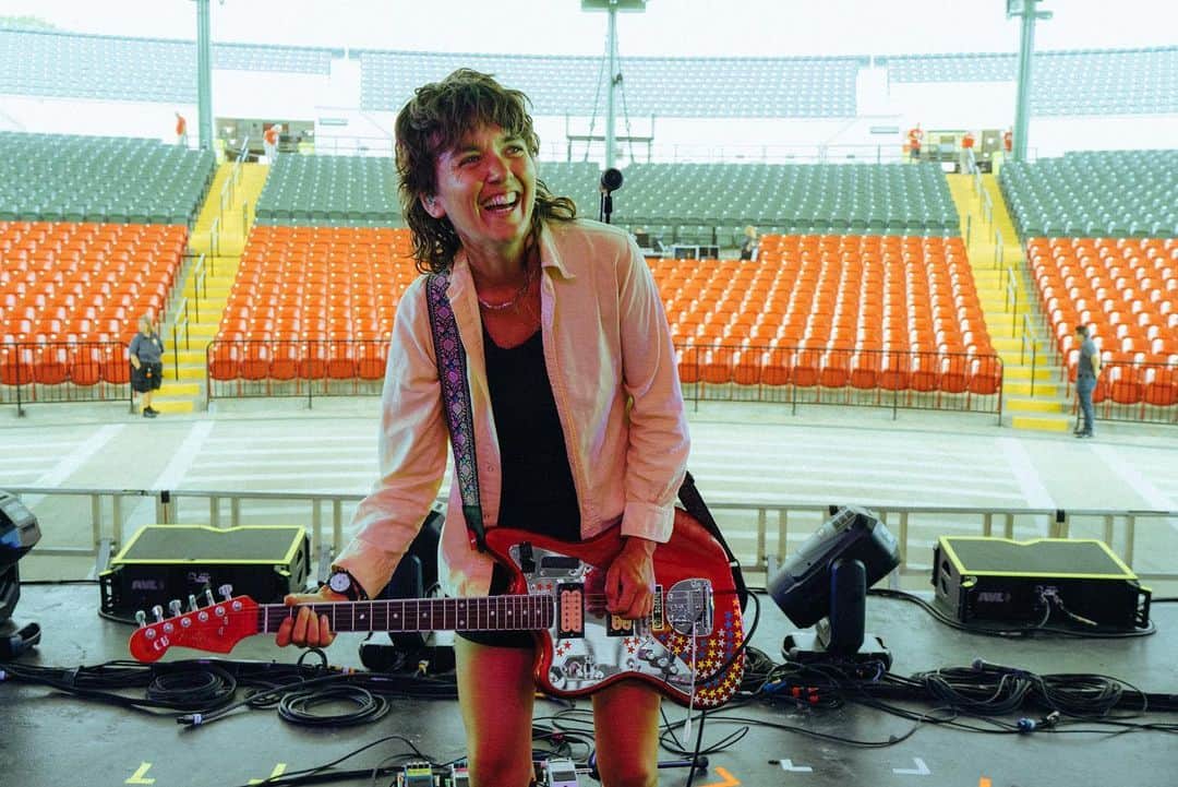 コートニー・バーネットのインスタグラム：「SAN FRANCISCO TONIGHT 8:30PM @clusterfest 🌈🌈🌈🌈🌈🌈🌈🌈🌈 photo by @poonehghana at Florida soundcheck x」