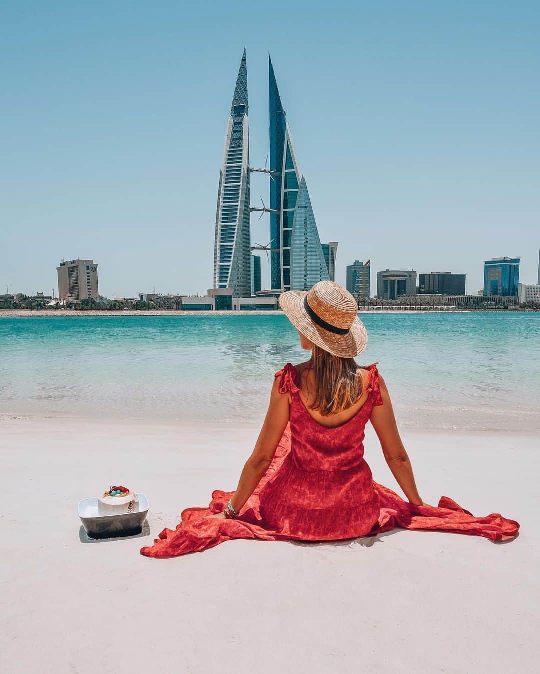 Izkizさんのインスタグラム写真 - (IzkizInstagram)「Enjoying Summer in Bahrain with coconuts on the beach @tourismbahrain 💙 Loved the beautiful beach at @FSBahrain which not only has white sand & crystal clear turquoise water - but an amazing view of the iconic World Trade Center too! #BahrainOursYours #BahrainAlwaysWarmer」6月23日 3時31分 - izkiz