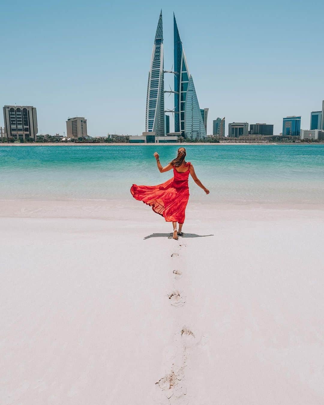 Izkizのインスタグラム：「Enjoying Summer in Bahrain with coconuts on the beach @tourismbahrain 💙 Loved the beautiful beach at @FSBahrain which not only has white sand & crystal clear turquoise water - but an amazing view of the iconic World Trade Center too! #BahrainOursYours #BahrainAlwaysWarmer」