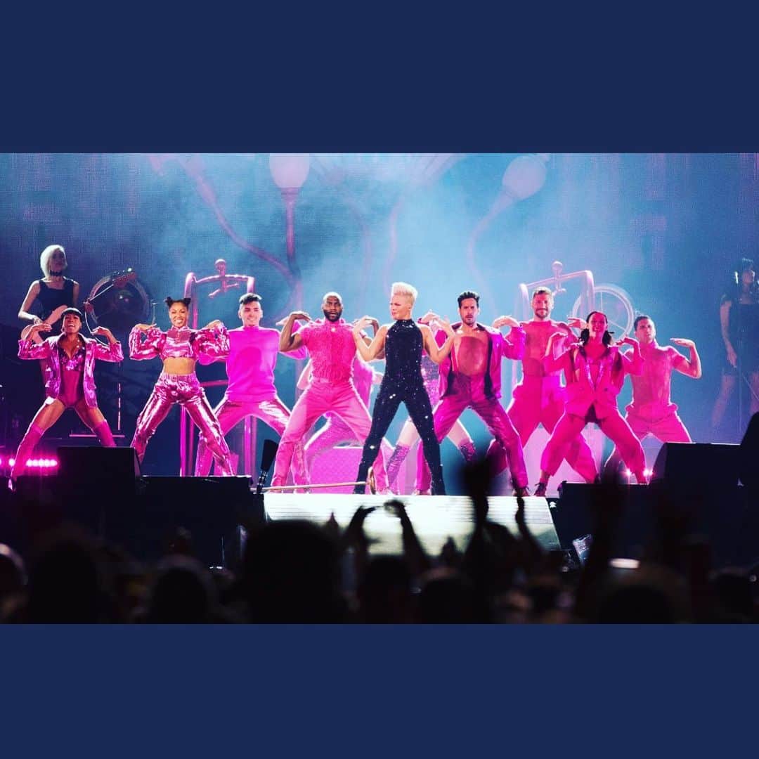 P!nk（ピンク）さんのインスタグラム写真 - (P!nk（ピンク）Instagram)「GLASGOW SHOW #1 TONIGHT 🤘🏽😍❤️🤟🏾」6月23日 3時29分 - pink