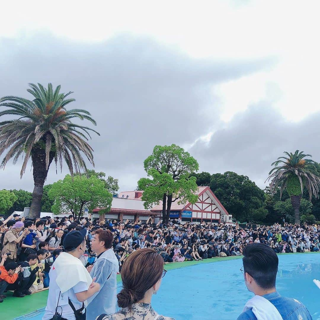 清水あいりさんのインスタグラム写真 - (清水あいりInstagram)「お久しぶりのビジュアルクイーン撮影会でした。 会いにきてくれた皆様、出演者の皆様、関係者の皆様本当にありがとうございました🙈💕 きてくれた皆様とお話ししたりワイワイできて、本当楽しかったぁ…🙈💕 いつもきてくれる皆様やお久しぶりの方や初めましての方もたくさんで… とっても濃い時間でした！  雨が降って大変な中 長時間撮ってくれて凄く冷えたと思うので体暖かくしてね…🌂💦 明るい電気があるところで撮ると すごく赤髪に見えるけど実際は ちょっぴり赤髪です…💕笑  水着の時はお米抜いてるのに… しっかり食べてしまってお腹ぷっくりもっこりぷゆでした。  #ビジュアルクイーン撮影会 #豊島園 #高校時代実は豊島園のすぐ側に住んでた #なんなら豊島園でバイトしてた #懐かしいあの雰囲気 #駅前のユナイテッドシネマが少し落ち着いててええねん」6月23日 3時35分 - shimizuairi