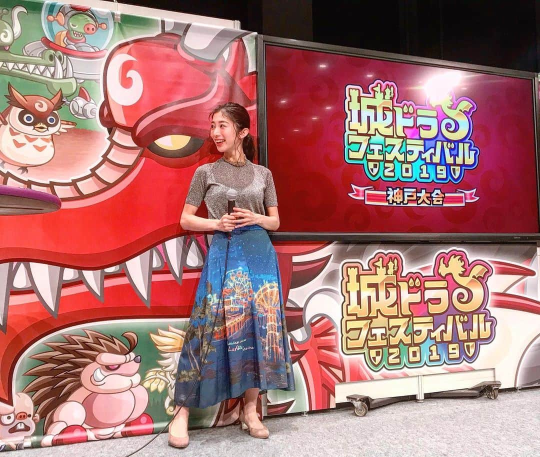 名越涼子さんのインスタグラム写真 - (名越涼子Instagram)「🎤 ユーザー数1000万人突破🌟 アプリゲーム【城とドラゴン】神戸大会の司会&実況🎤  ゲームがリリースされて５年目。 初めてゲーム実況の世界に一歩を踏み出した 想い入れがとっても深いゲーム。  大好きな現場の大好きなひとたちとつくりあげるステージは 心地よくて刺激的で ポジティブな〝もっともっと″がわきおこってくる。  腹に力はあるのだけど 肩の力はぬけていく、  自分が開放されていくこんな感覚は忘れず育てていきたい。  今年はオタクな自分にYESをもっとだして 突き進んでいこうっと。  お越しいただいた皆さん、ありがとうございました⭐️ ・ ・ ・ ・ ・  衣装 トップス @united_tokyo  スカート @katharineross  パンプス @lanvinofficial  星ネックレス @zara  一一一一一一一一一一一一一一一一一一 #司会#実況#実況者#ゲーム#game#ゲーム女子#ゲームオタク#ゲーム好き#ゲーム好きな人と繋がりたい#城ドラ#フェスティバル#神戸#大会#衣装#キャサリンロス#ユナイテッドトウキョウ#ザラ#ザラジョ#ランバン」6月23日 3時38分 - nagoshi_ryo