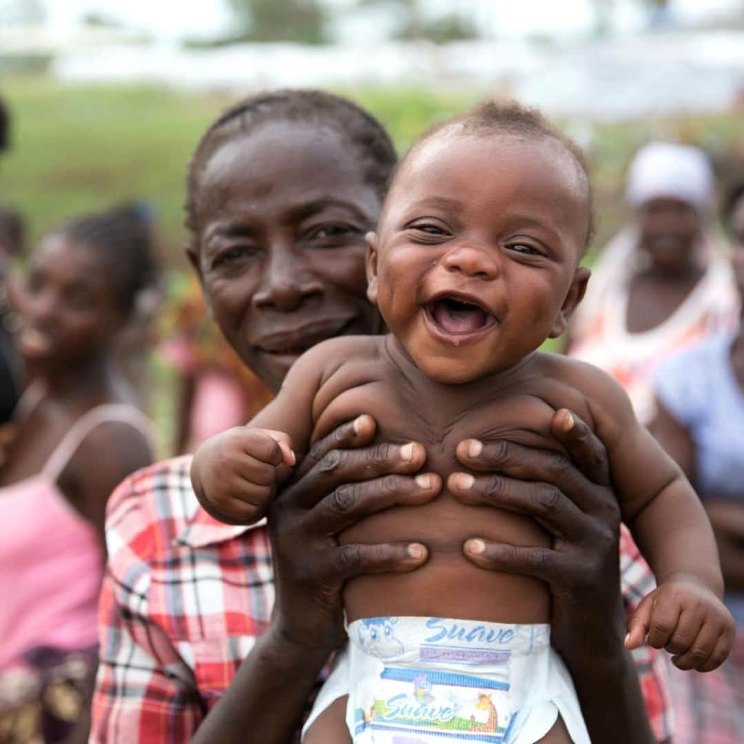 unicefさんのインスタグラム写真 - (unicefInstagram)「Baby Francisco feels the happiness as people displaced by Cyclone Idai await the arrival of emergency supplies at an accommodation centre in Beira, #Mozambique. We’re on the ground doing all we can to keep children and families healthy and safe. @unicef_mozambique © UNICEF/UN0305961/Oatway」6月23日 3時45分 - unicef