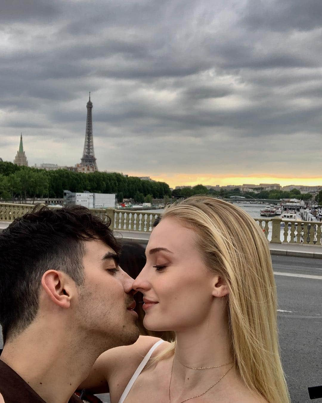 ジョー・ジョナスさんのインスタグラム写真 - (ジョー・ジョナスInstagram)「🇫🇷 me 😏」6月23日 3時46分 - joejonas