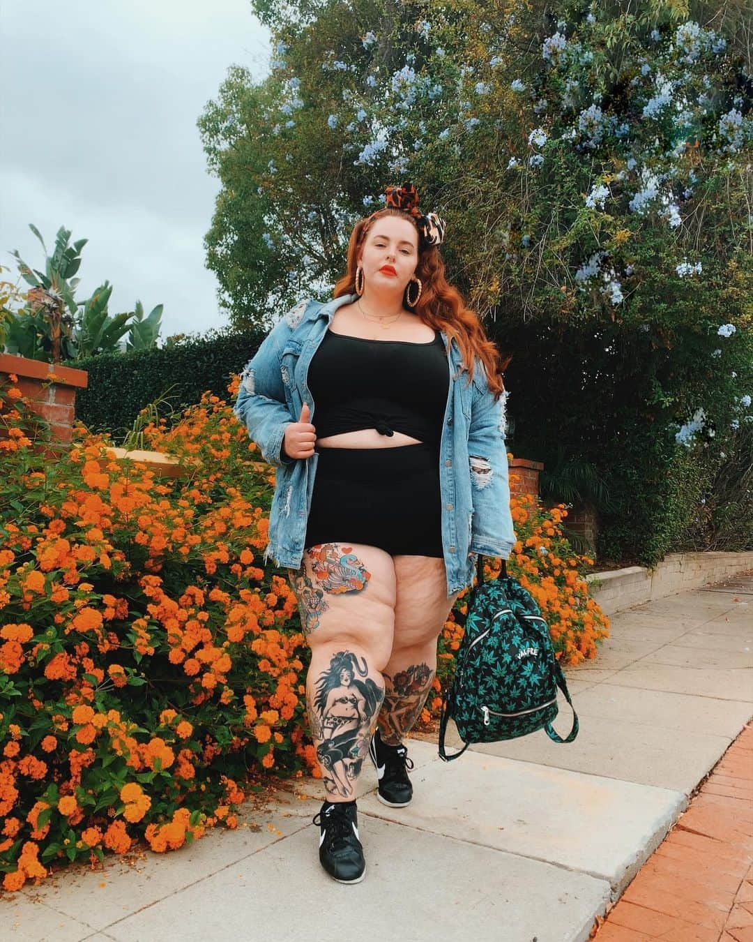 テス・ホリデーさんのインスタグラム写真 - (テス・ホリデーInstagram)「Back in LA just in time for short shorts & cancer season ♋️😈 #effyourbeautystandards」6月23日 3時47分 - tessholliday