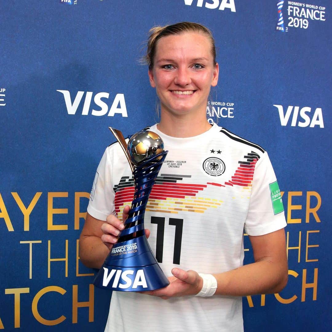 FIFAワールドカップさんのインスタグラム写真 - (FIFAワールドカップInstagram)「Congratulations to 🇩🇪 @alex.popp11! The #PlayeroftheMatch presented by Visa for #GERNGA! #FIFAWWC」6月23日 3時59分 - fifaworldcup