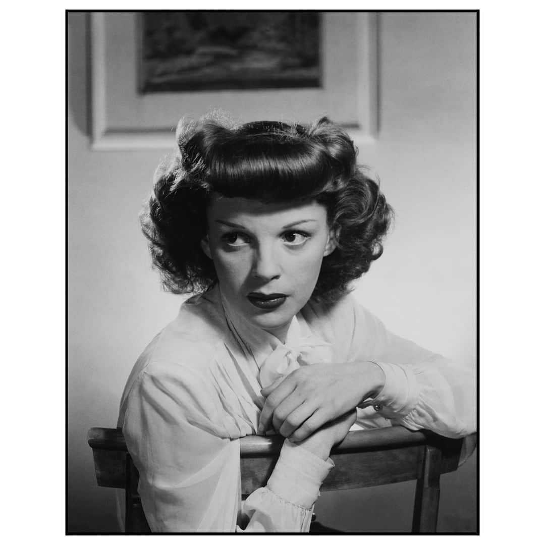 Magnum Photosさんのインスタグラム写真 - (Magnum PhotosInstagram)「Today marks 50 years since the death of Judy Garland. . From a childhood performing vaudeville, Garland attained international stardom as an actress in both musical and dramatic roles, as a recording artist, and on the concert stage. She is often best remembered for her role as Dorothy Gale in 'The Wizard of Oz' (1939). . PHOTO: American actress and singer Judy Garland. 1944. . © @philippe_halsman_official/#MagnumPhotos . #JudyGarland #PhilippeHalsman」6月23日 4時01分 - magnumphotos