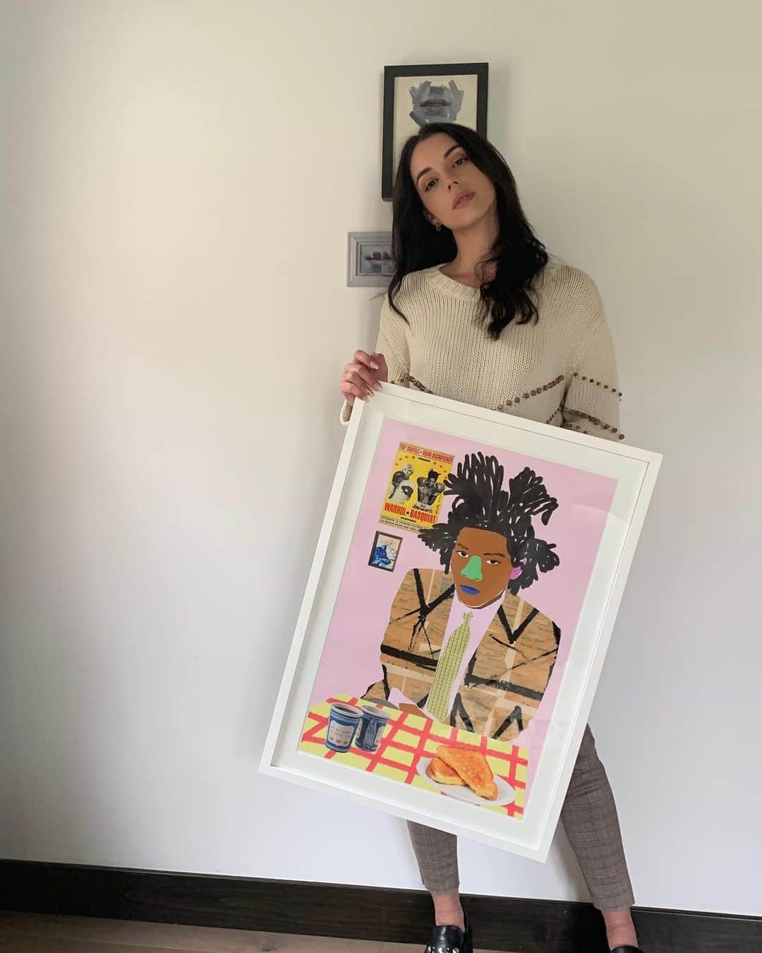 アデレード・ケインのインスタグラム：「BASQUIAT!!! As a lover of up and coming young artists I wanna introduce you all to @nintheditions !!! They have super cool AFFORDABLE pieces from young artists & you definitely check them out! So stoked to put this up in my home, thank you @ashamulvihill 🎨 #nintheditions」