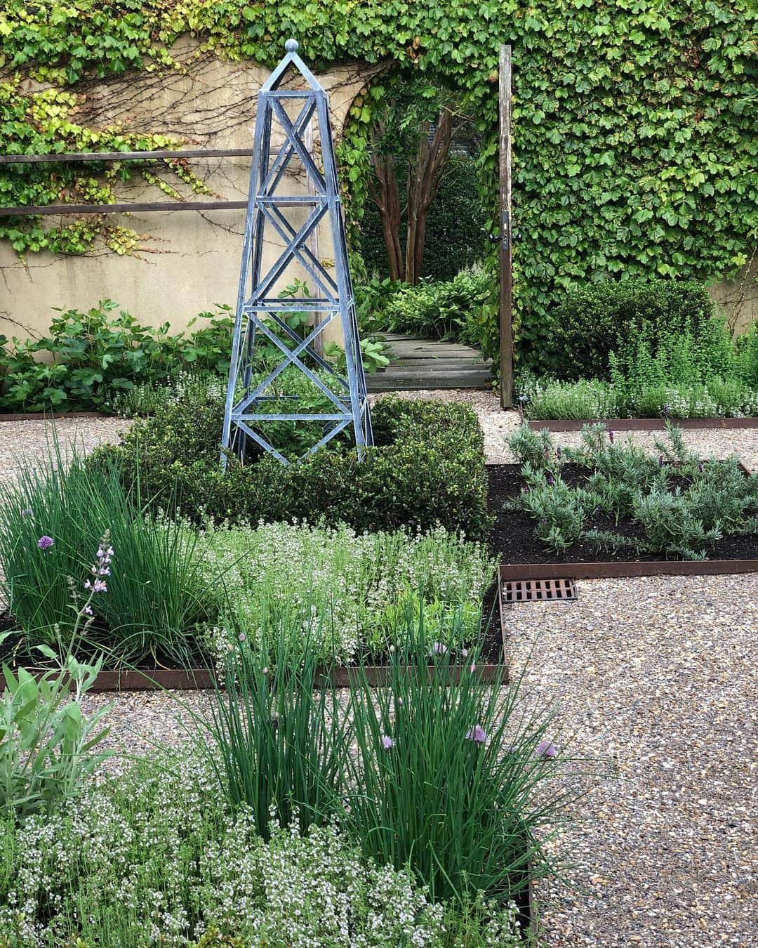 アイナ・ガーテンさんのインスタグラム写真 - (アイナ・ガーテンInstagram)「Loving my herb garden right now with all the herbs in full bloom.  Those are cherry tomatoes in the supports!  Thank you @doylehermandesignassociates !#parsley #sage #rosemary #thyme #chives #lavender #oregano #basil #mint」6月23日 4時11分 - inagarten