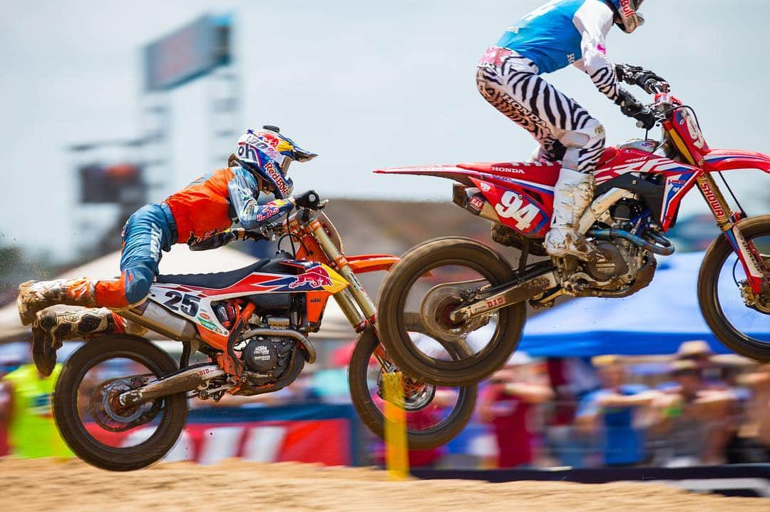 Racer X Onlineさんのインスタグラム写真 - (Racer X OnlineInstagram)「🤷🏻‍♂️😳 It wasn’t pretty, but @marvinmusquin25 stayed committed and made the pass on @kenroczen94 to take the 450 Moto 1 lead. | Swipe 👈 (Photos: @kardyphoto)」6月23日 4時11分 - racerxonline