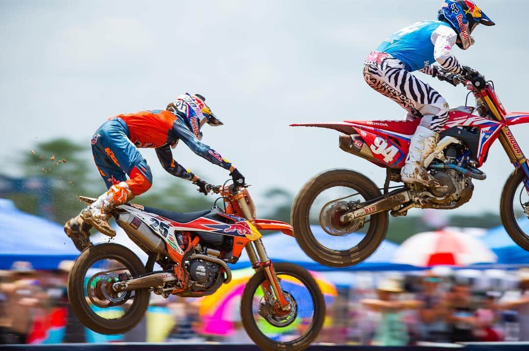 Racer X Onlineさんのインスタグラム写真 - (Racer X OnlineInstagram)「🤷🏻‍♂️😳 It wasn’t pretty, but @marvinmusquin25 stayed committed and made the pass on @kenroczen94 to take the 450 Moto 1 lead. | Swipe 👈 (Photos: @kardyphoto)」6月23日 4時11分 - racerxonline