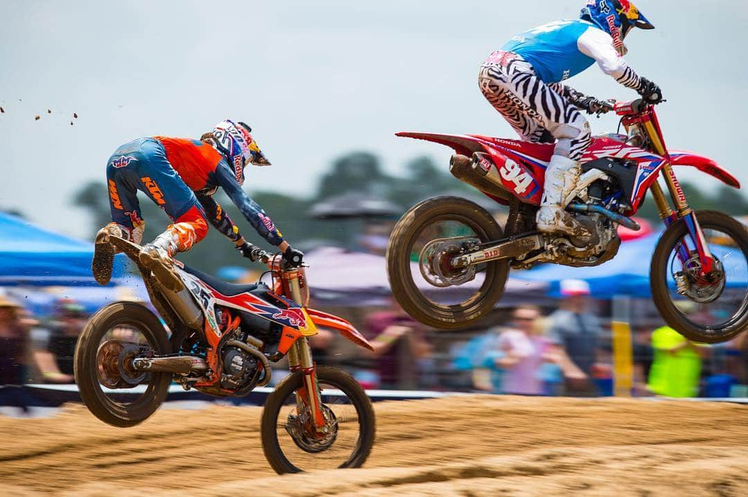 Racer X Onlineさんのインスタグラム写真 - (Racer X OnlineInstagram)「🤷🏻‍♂️😳 It wasn’t pretty, but @marvinmusquin25 stayed committed and made the pass on @kenroczen94 to take the 450 Moto 1 lead. | Swipe 👈 (Photos: @kardyphoto)」6月23日 4時11分 - racerxonline