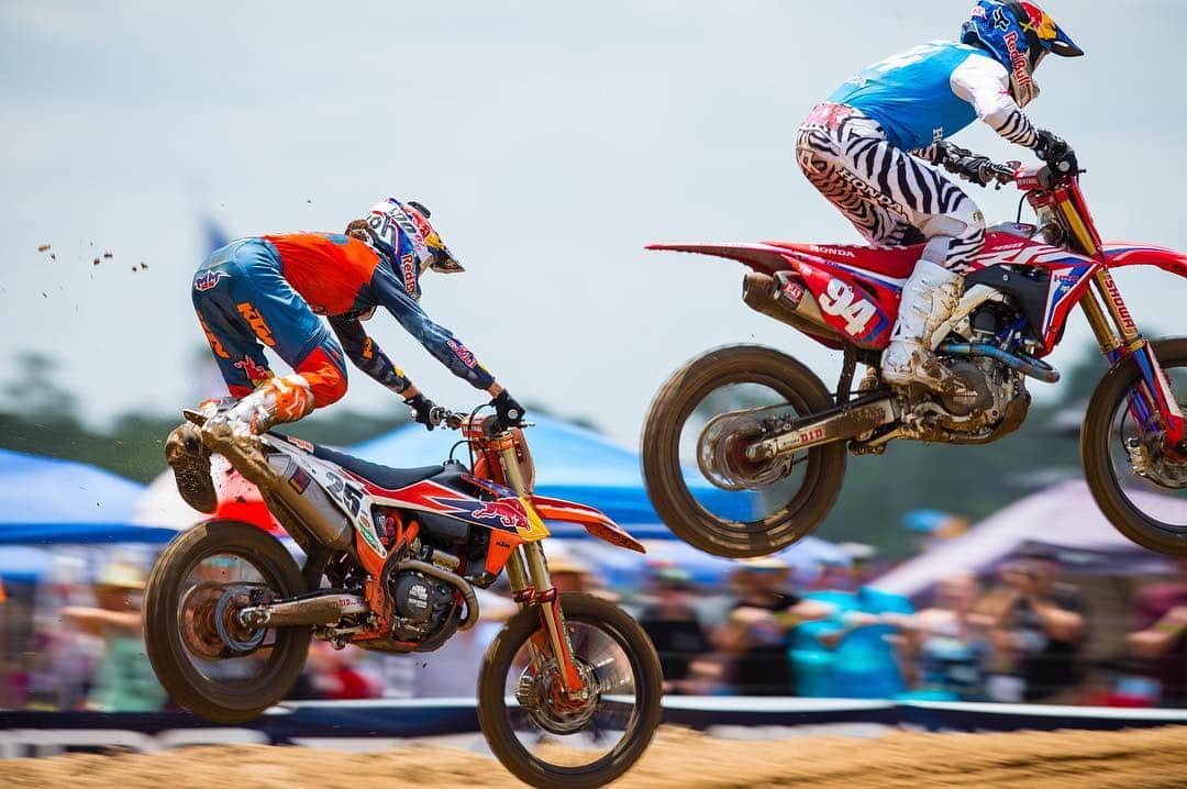 Racer X Onlineさんのインスタグラム写真 - (Racer X OnlineInstagram)「🤷🏻‍♂️😳 It wasn’t pretty, but @marvinmusquin25 stayed committed and made the pass on @kenroczen94 to take the 450 Moto 1 lead. | Swipe 👈 (Photos: @kardyphoto)」6月23日 4時11分 - racerxonline