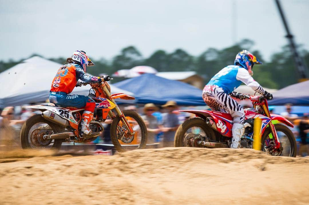 Racer X Onlineさんのインスタグラム写真 - (Racer X OnlineInstagram)「🤷🏻‍♂️😳 It wasn’t pretty, but @marvinmusquin25 stayed committed and made the pass on @kenroczen94 to take the 450 Moto 1 lead. | Swipe 👈 (Photos: @kardyphoto)」6月23日 4時11分 - racerxonline