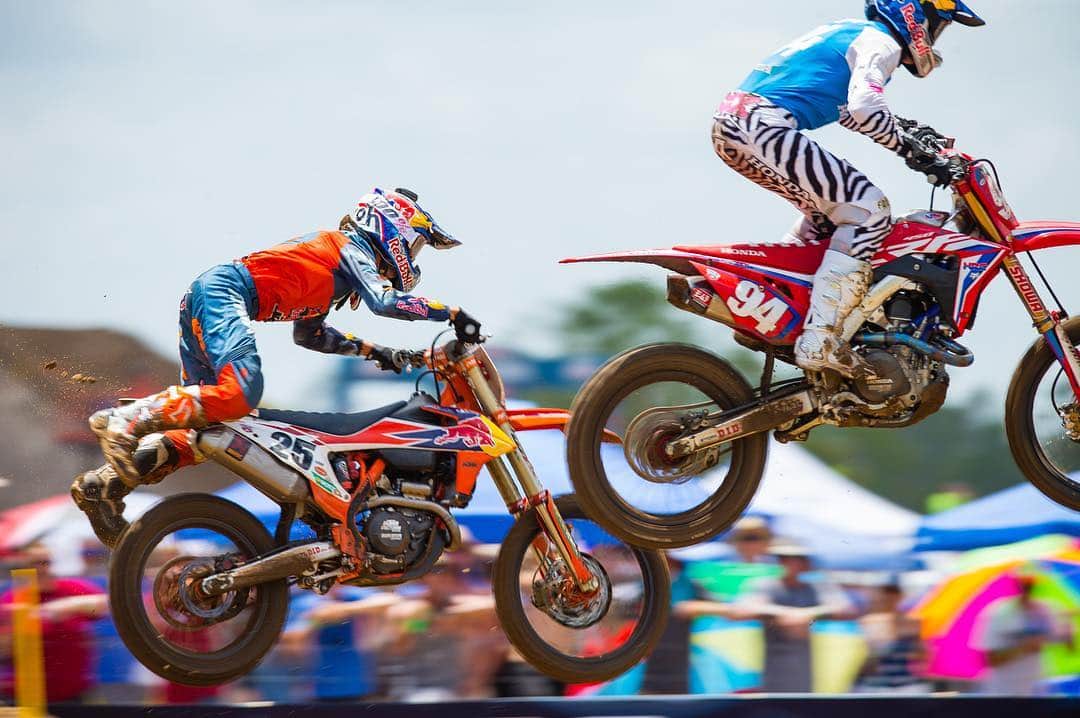 Racer X Onlineさんのインスタグラム写真 - (Racer X OnlineInstagram)「🤷🏻‍♂️😳 It wasn’t pretty, but @marvinmusquin25 stayed committed and made the pass on @kenroczen94 to take the 450 Moto 1 lead. | Swipe 👈 (Photos: @kardyphoto)」6月23日 4時11分 - racerxonline
