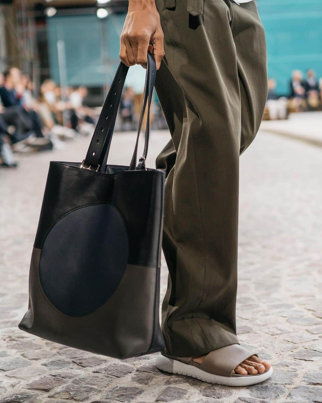 エルメスさんのインスタグラム写真 - (エルメスInstagram)「The Hermès man strides through the summer with confidence and lightness #HermesHomme」6月23日 4時19分 - hermes