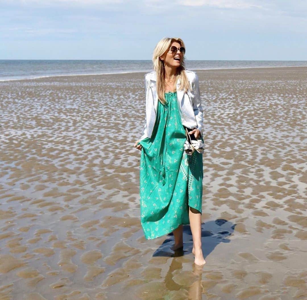 スターメラのインスタグラム：「Green and lurex to complete a perfect #weekend In love with our breezy summertime wardrobe essentials. #starmeladress ⭐️JUNI MAXI DRESS @lonnekenooteboom . . . . . #saturdayvibes #bohochic #dress#green#etnicchic #embroidery #lurex#starmela#mystarmela❤️ #trending #london#greece#summervibes #summerallyearlong #instafashion」
