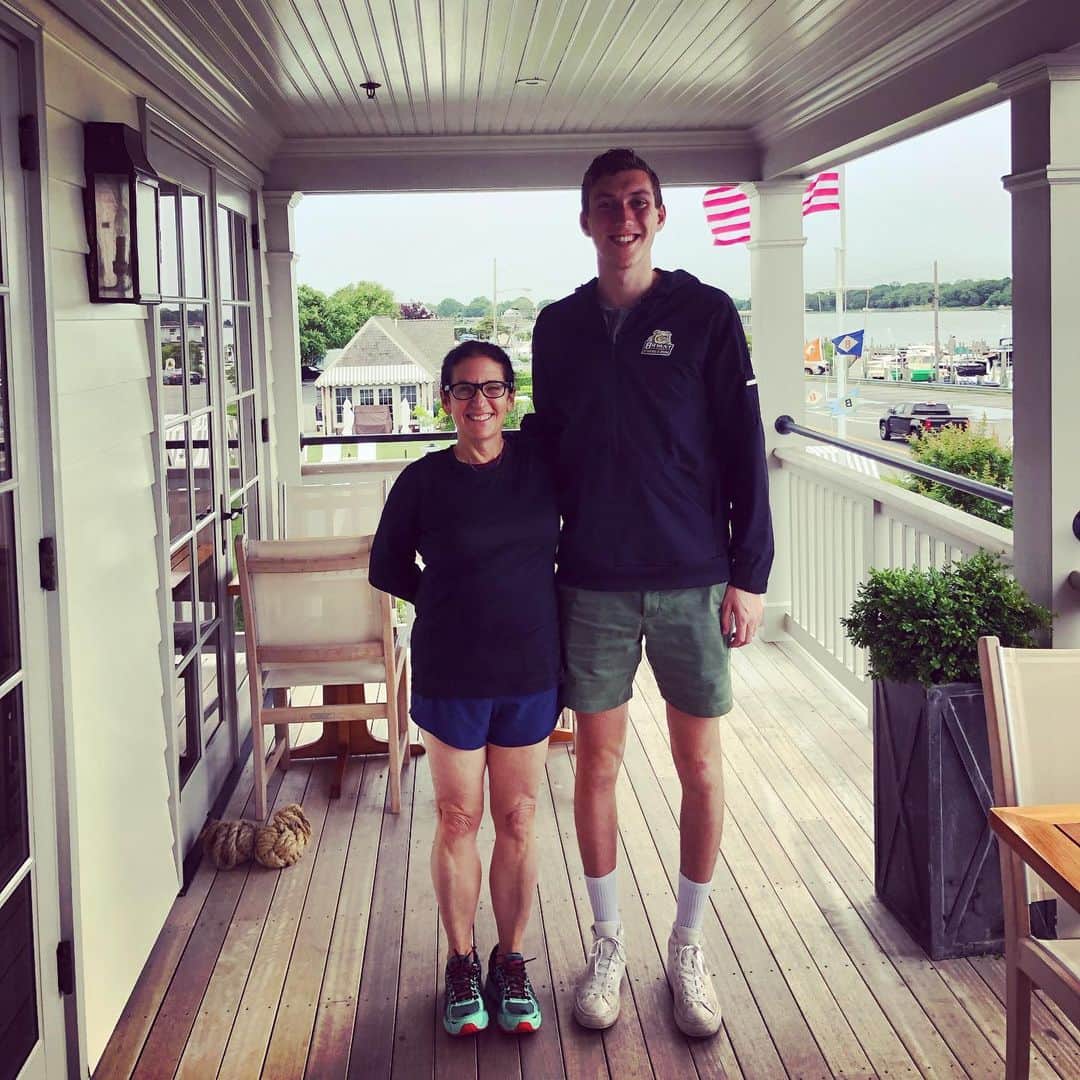 ボビー・ブラウンのインスタグラム：「Another day another very tall person I ask to take a picture with @mattzichelli」