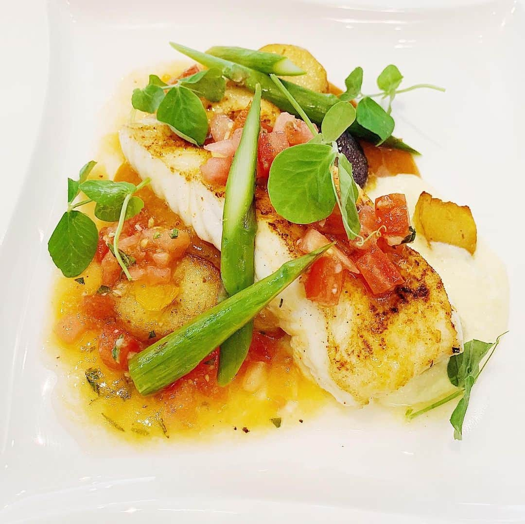 DJキャレドさんのインスタグラム写真 - (DJキャレドInstagram)「@ww One of my favorite protein options is fish and I love that it’s a zero point food!  Pan seared Chilean sea bass  smoked tomato broth, roasted new potato, blanched asparagus, fresh heirloom tomato relish and pea tendrils  5 SP!  Bless up @ww the new weight watchers #WellnessThatWorks *People following the WW plan can expect to lose 1-2 lbs/wk.* #wwambassador #ad」6月23日 4時47分 - djkhaled