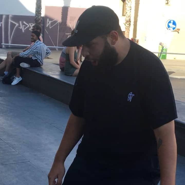 のインスタグラム：「Sketchy line🤮」