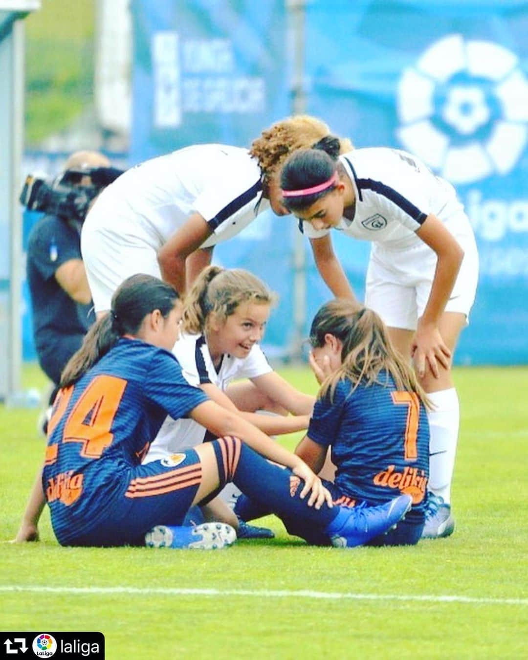 バレンシアCFさんのインスタグラム写真 - (バレンシアCFInstagram)「#repost @laliga ・・・ FRIENDS will be FRIENDS! ✨ . No caemos, aprendemos 💪🏼🦇🖤 • #LaLiga #LaLigaPromises #Football」6月23日 5時03分 - valenciacf