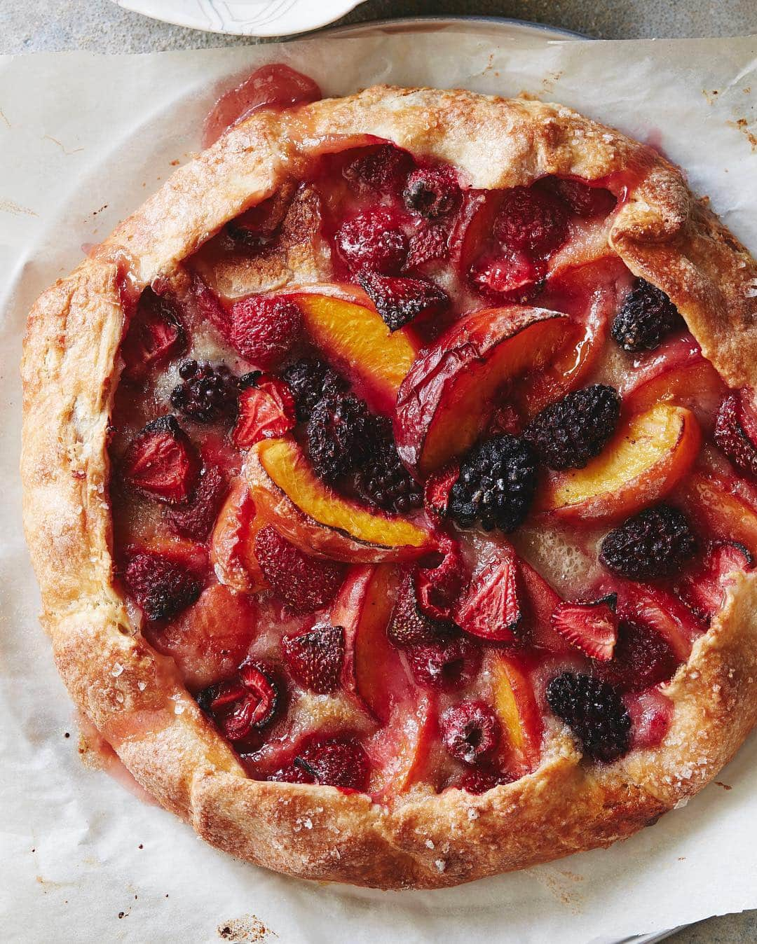 Gaby Dalkinさんのインスタグラム写真 - (Gaby DalkinInstagram)「If you invite me over anytime between now and the end of peach season, there’s about a 110% chance I’ll bring this peach and berry galette with me! It’s the dessert of summer. 🍑🍓🍑 and the recipe in on the blog」6月23日 5時16分 - whatsgabycookin