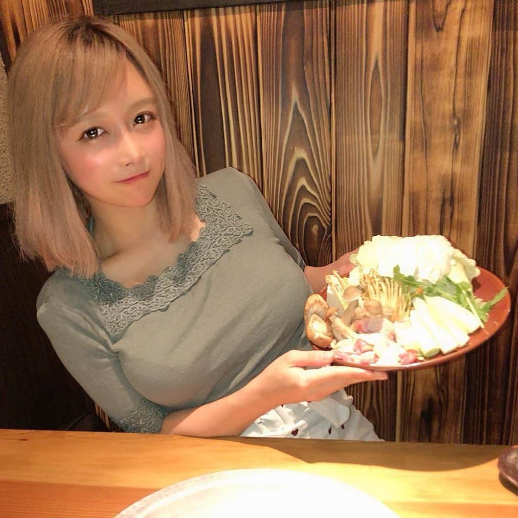 いとうさやかさんのインスタグラム写真 - (いとうさやかInstagram)「昨日夜行った水炊きが美味しすぎて🥺🥺❤︎❤︎❤︎ . . . . ちなさっき起きてものすごい悪夢見たんだけど ソファで寝てて起きたら玄関空いてて ものすごいクッキングパパみたいなやつが入ってきて びっくりしたんだけど その侵入してきたやつ包丁取り出したから対抗して 間違えてわたしが殺しちゃって 警察にごまかして正当防衛通って捕まらなかった夢見た 悪夢すぎ  殺される夢とかって実は吉夢らしい ラッキー🤞 . . . . .  #韓国  #ファッション #ヘアスタイル #beauty⠀ #美肌 #夏カラー  #ファッションコーデ  #オトナ女子  #ヘアースタイル #ショートヘアー  #ファッション好き #ファッション大好き  #カジュアルファッション #ショートカット  #モノトーンコーデ  #ファッションスナップ  #モテコーデ  #ファッション大好き #女子力アップ  #ワントーンコーデ #アッシュカラー  #カジュアルファッション #女子力向上」6月23日 5時13分 - unpai_3