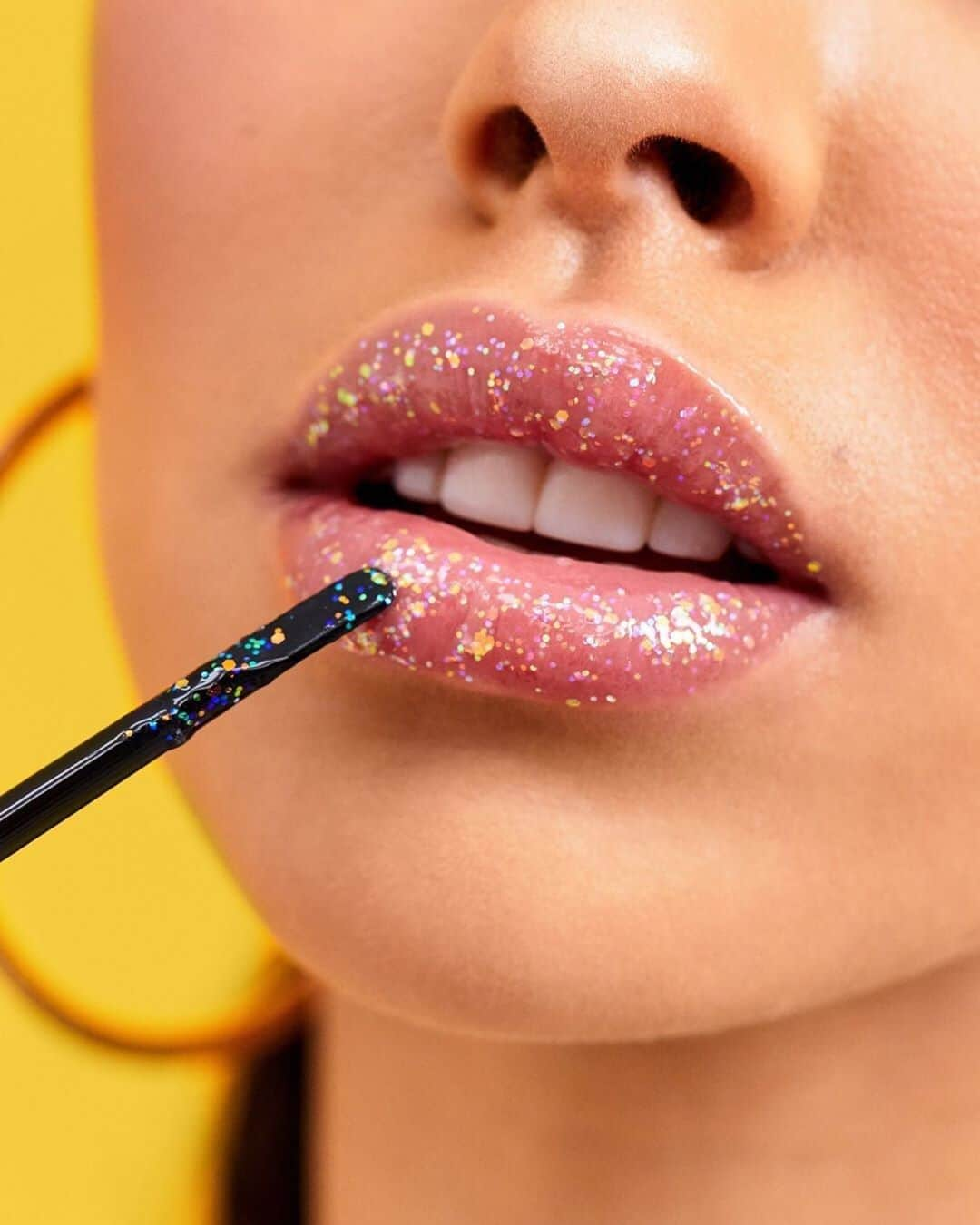 ASOSさんのインスタグラム写真 - (ASOSInstagram)「When even your lips are extra 👄 🔎 Lottie London Glitter Glass Lipglosses in Shattered (1499168) 🗣 Image description: model applying Lottie London Glitter Glass Lipgloss to lips」6月23日 5時15分 - asos