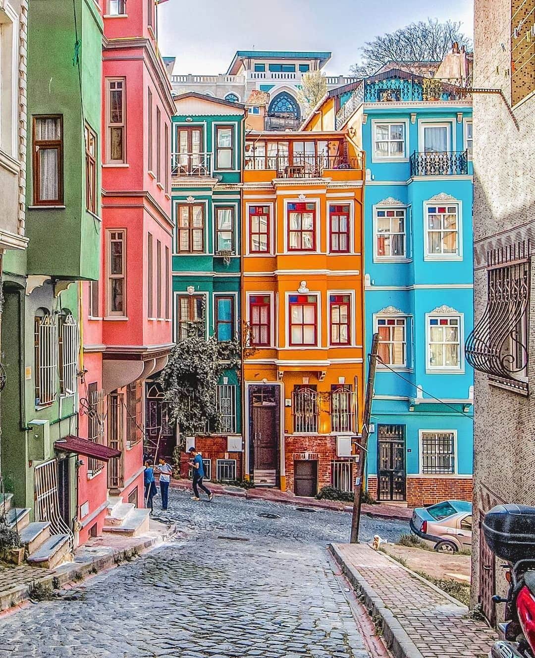 Earth Picsさんのインスタグラム写真 - (Earth PicsInstagram)「Colorful streets of Balat 🇹🇷 Photo by @ournextflight」6月23日 5時25分 - earthpix