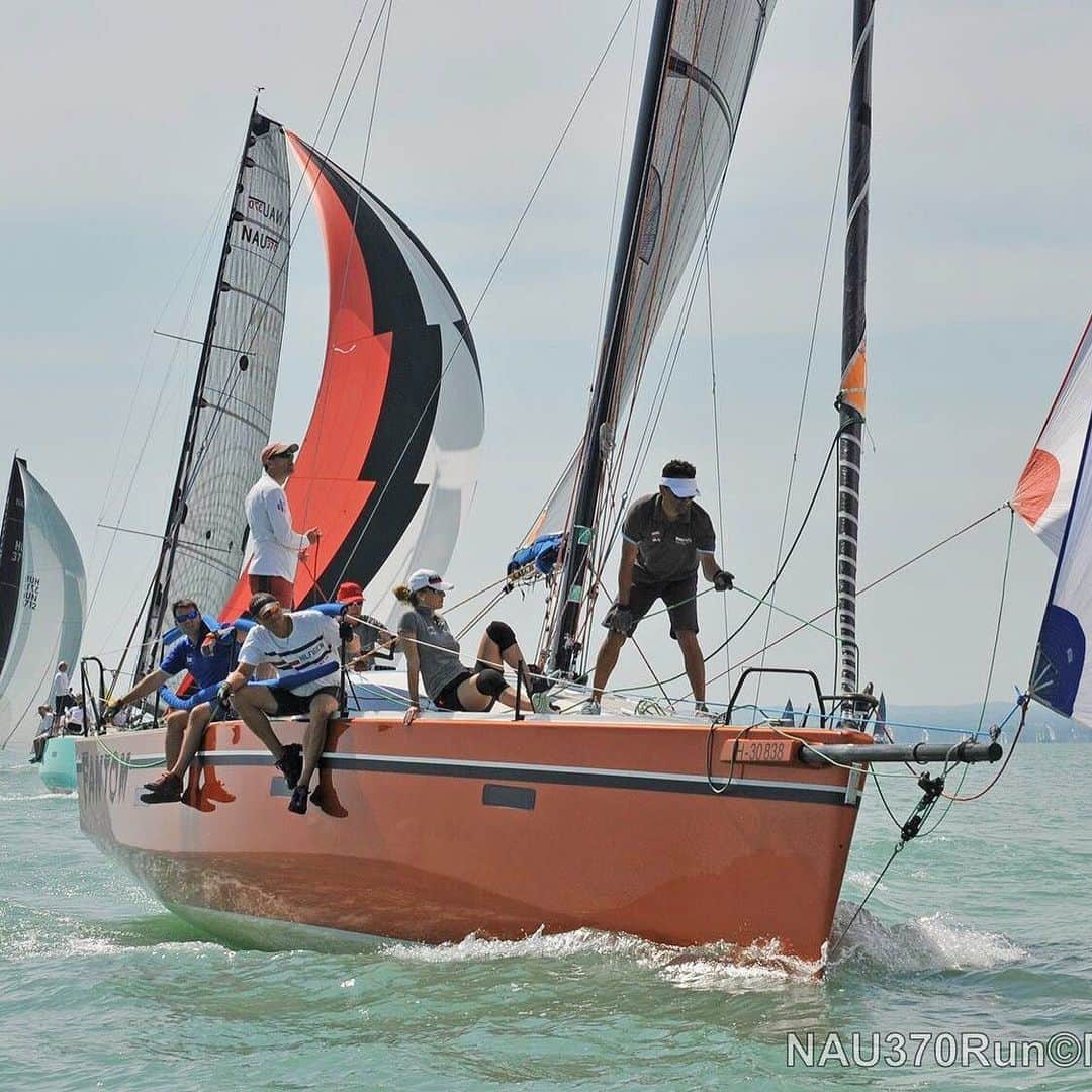 ホフマン・ノーラのインスタグラム：「Egis kupa day 1. @fantomsailingteam @nau370run #fantomsailingteam #weekendvibe #balatonamitengerünk #egiskupa」