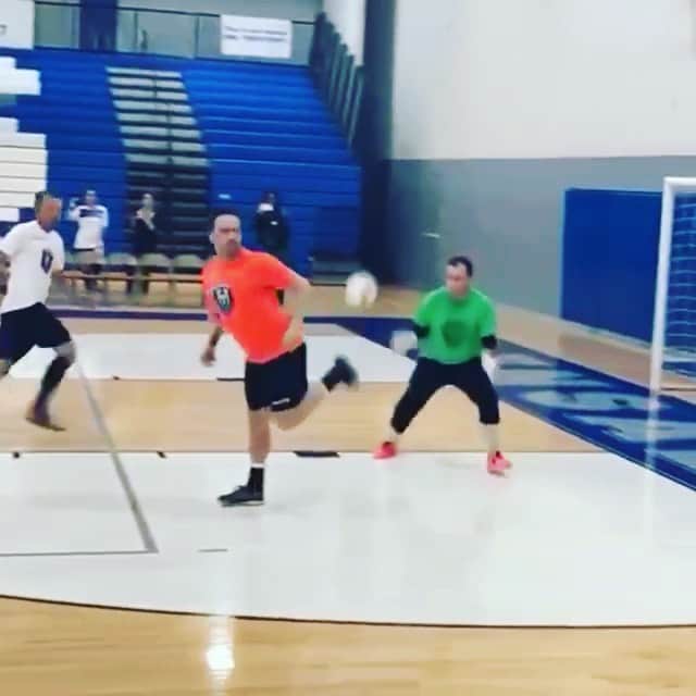 アレッサンドロ・ローザ・ヴィエイラのインスタグラム：「VÍDEO - Semana de levar diversão e alegria no 🇺🇸 - Gol de letra de cobertura?? Tem também  #Combinado 😱🤷🏻‍♂️ #Philadelphia ———————————————— Great week with lots of FUN and enjoyment in the 🇺🇸 - Rabona goal? Yes we have that too!!😱🤷🏻‍♂️ Thanks to all that attended the Champions Experience - Falcão Experience events! #Falcaoexperience @ce_stars -  Edição @adonias」