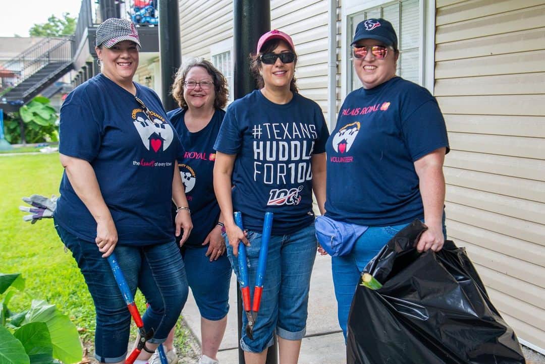 ヒューストン・テキサンズさんのインスタグラム写真 - (ヒューストン・テキサンズInstagram)「We huddled. We volunteered. We made a difference. Have you? #TexansHuddleFor100」6月23日 5時21分 - houstontexans