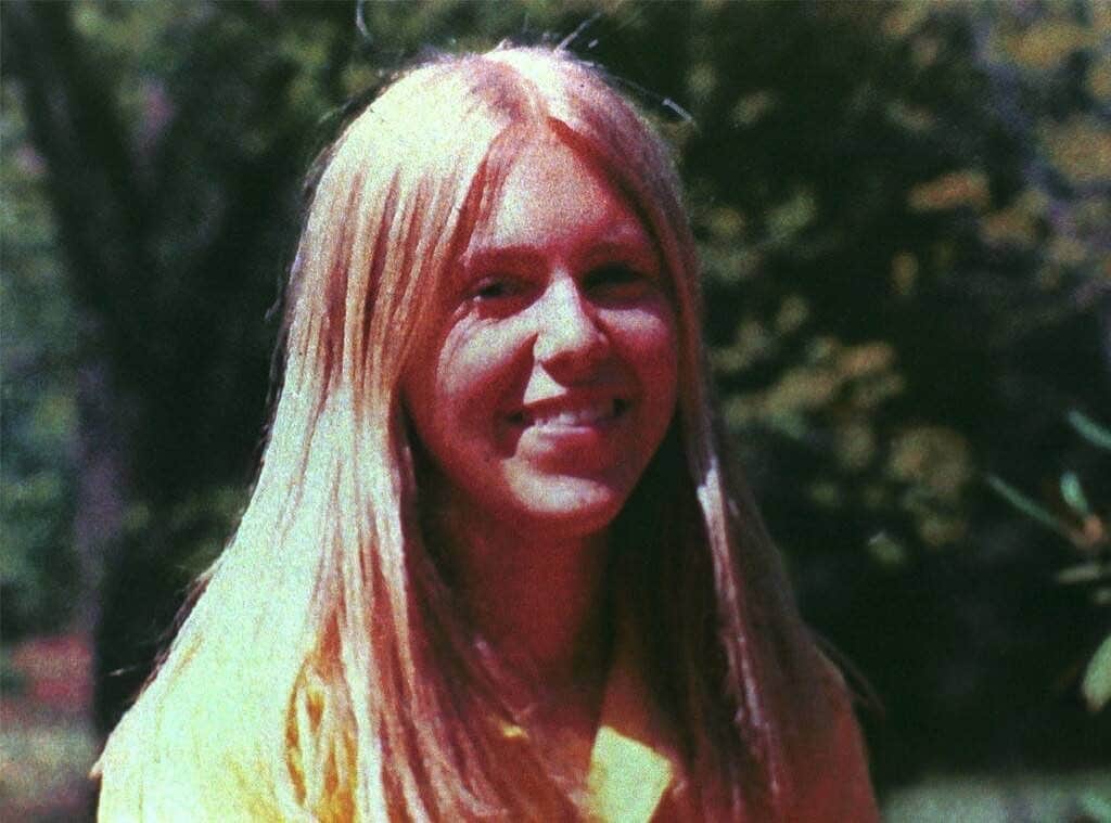 E! Onlineさんのインスタグラム写真 - (E! OnlineInstagram)「Martha Moxley was 15 years old when she was found dead smashed over the head and stabbed with a golf club in her family's backyard. Then the case went cold for 23 years. Link in bio for every twist in the Martha Moxley murder saga. (📷: Getty Images)」6月23日 5時24分 - enews