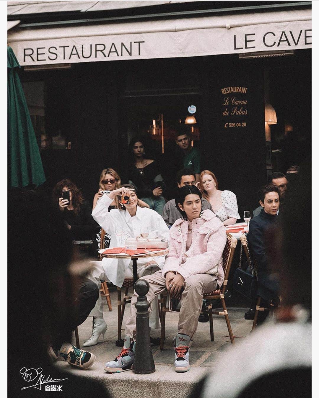 ジジ・ハディッドさんのインスタグラム写真 - (ジジ・ハディッドInstagram)「@louisvuitton Men’s show this week was happinesssss, so impressive @virgilabloh ! 💐 on disposable-camera duty wearing menswear is a dream Parisian park day ! ✅☕️🎻🌳🎈 thanks to the whole LV team x」6月23日 5時29分 - gigihadid
